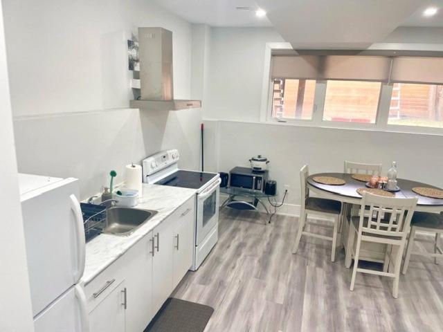 טורונטו Scarborough New 2-Bedroom Basement מראה חיצוני תמונה
